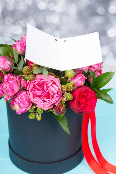 Elegante ramo de rosas rosadas y rojas con una etiqueta de regalo en blanco con —  Fotos de Stock