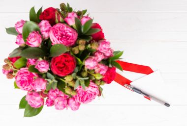 Yukarıdan bir boş hediye etiketi üstünde o kalemin güzel b ile görüntüleyin.