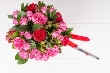 Yukarıdan bir boş hediye etiketi üstünde o kalemin buket ile görüntüleyin. 