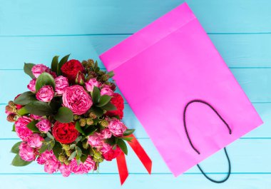 Yukarıdan pembe ve kırmızı gül ve kırmızı şık buket görüntülemek