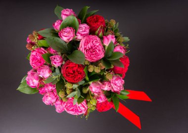 Yukarıdan pembe Gül ve kırmızı kurdele şık buket görüntülemek 