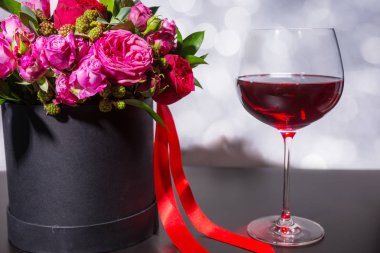 Güzel buket pembe ve kırmızı gül ve kırmızı kurdele bir dolafl içinde