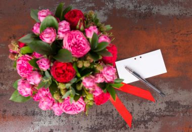 Hediye etiketi ile pembe gül buketi