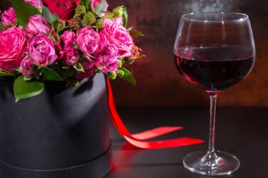 Buket pembe ve kırmızı gül ve kırmızı kurdele dairesel siyah