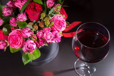 Şık buket pembe ve kırmızı gül ve kırmızı kurdele bir circul içinde