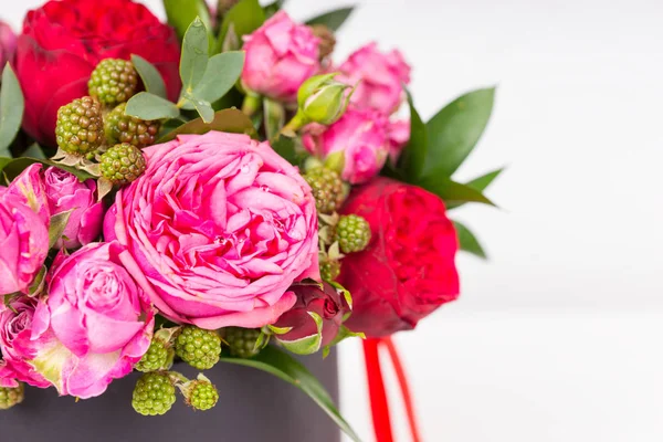 Zblízka krásnou kytici růží růžové a červené izolované na — Stock fotografie