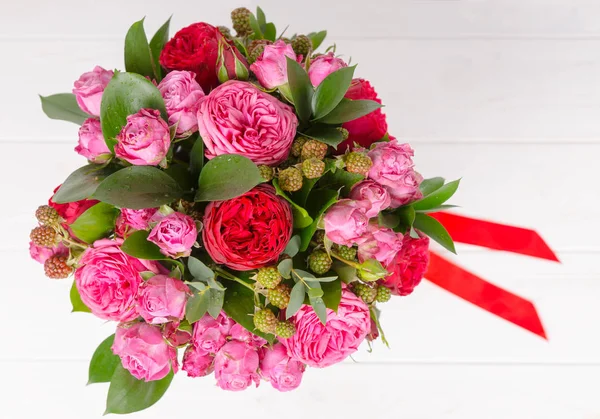 Pohled shora na krásnou kytici růží růžové a červené iso — Stock fotografie