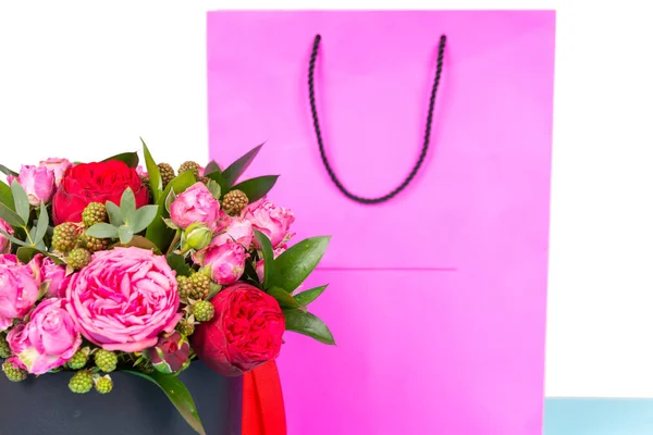 Close-up van mooie boeket van roze en rode rozen en rode ribb — Stockfoto