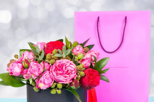 Hermoso ramo de rosas rosadas y rojas y cinta roja en un circo —  Fotos de Stock