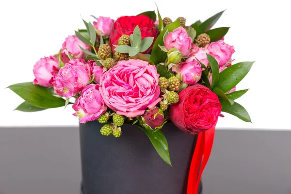 Neuvěřitelná kytice z růžových růží a červenou stužkou v konceptu — Stock fotografie