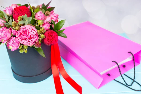 Stijlvol boeket van roze en rode rozen en rood lint in een circul — Stockfoto