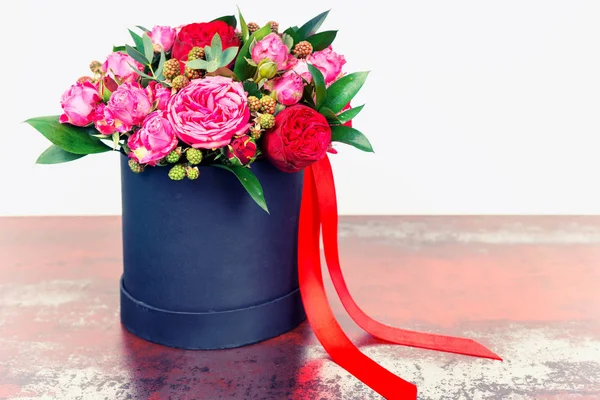 Mooi boeket van roze rozen en rood lint in een concept van l — Stockfoto