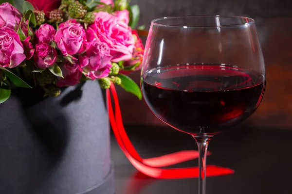 Beautiful bouquet of pink and red roses and red ribbon in a circ — Stock Photo, Image