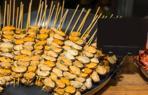 Аппетитные приготовленные мидии на шашлыках на фестивале еды — стоковое фото