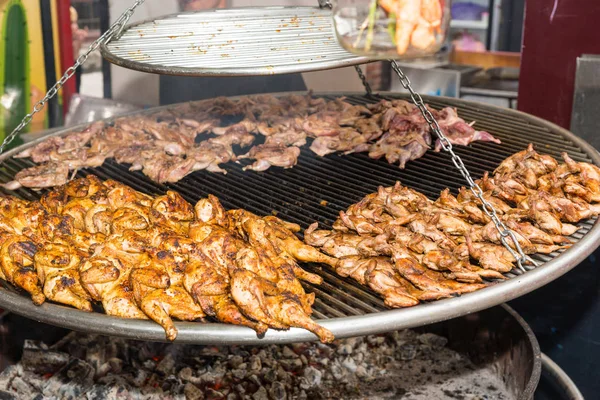 Carne de frango ou codorniz marinada assada apetitosa na grelha quente — Fotografia de Stock