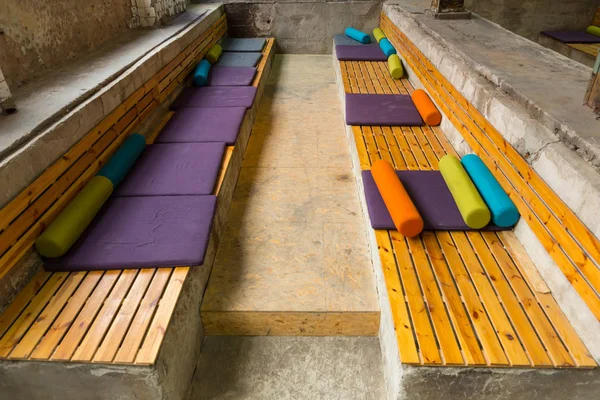 Кресло из деревянных блоков и с разноцветными подушками из дифференциала — стоковое фото
