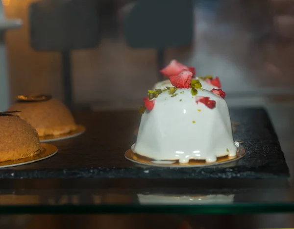 Завершение вкусной кондитерской закуски десерт в Counte — стоковое фото