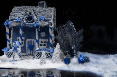 Karla kaplı büyük ev yapımı kurabiye evi, Christma bir delikanlı