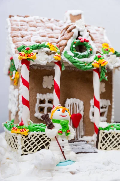 Pepparkakshus och en snögubbe från socker mastix. — Stockfoto