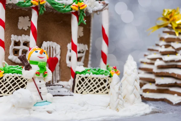 Gingerbread house, gingerbread Christmas tree, a snowman from su — Stock Photo, Image