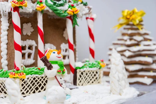 Gingerbread house, gingerbread Christmas tree and a sugar mastic — Stock Photo, Image