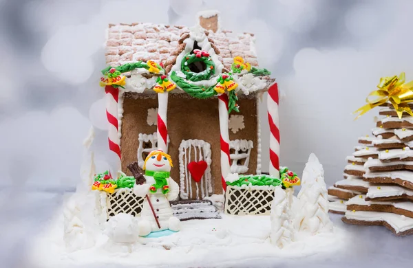 Casa de pão de gengibre, árvore de Natal de gengibre e um aroeira de açúcar — Fotografia de Stock