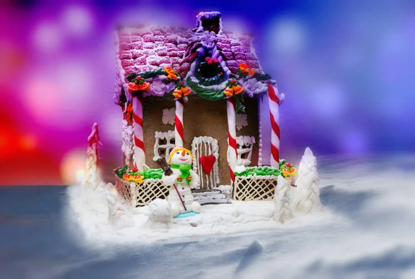 Boże Narodzenie gingerbread house dekoracji na tle defocuse — Zdjęcie stockowe