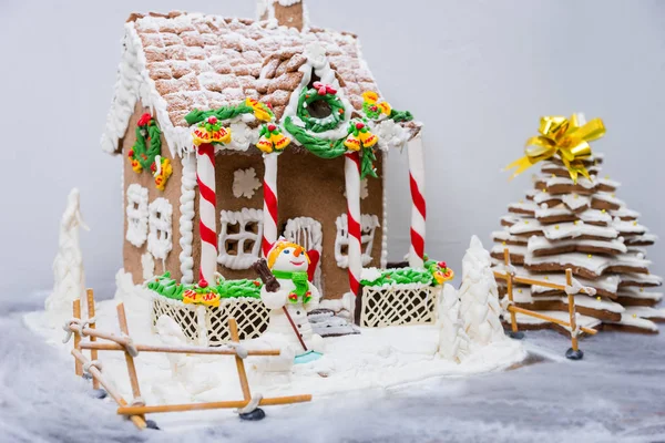 Gingerbread house, gingerbread Christmas tree and a sugar mastic — Stock Photo, Image