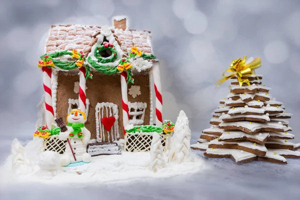 Maison de pain d'épice, pain d'épice sapin de Noël et un mastic de sucre — Photo