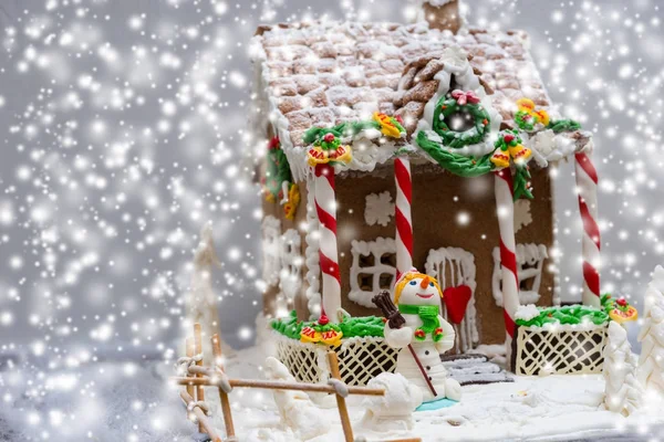 Maison de pain d'épice, pain d'épice sapin de Noël et un mastic de sucre — Photo