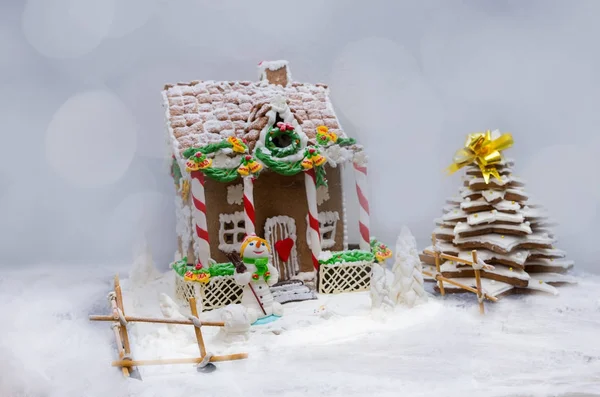 白雪覆盖的自制姜饼房子, 姜饼圣诞节 t — 图库照片
