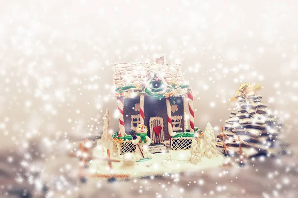 Big snow-covered gingerbread house, gingerbread Christmas tree a — Stock Photo, Image