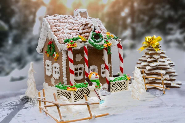 Snow-covered homemade gingerbread house, gingerbread Christmas t — Stock Photo, Image