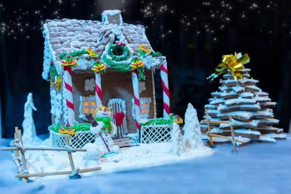 Big snow-covered homemade gingerbread house, gingerbread Christm — Stock Photo, Image
