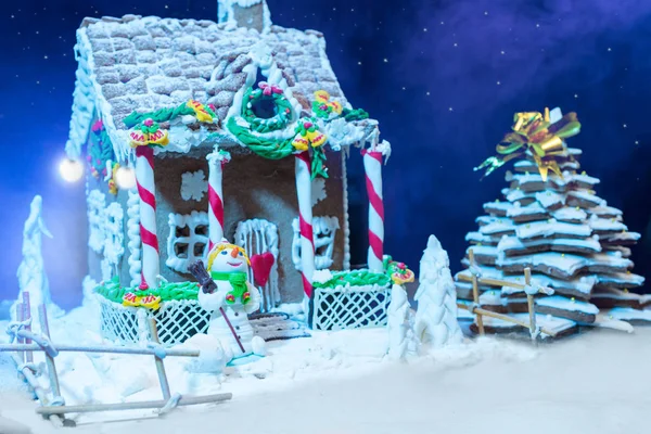 Grote sneeuw bedekte zelfgemaakte peperkoek huis, peperkoek kiest — Stockfoto