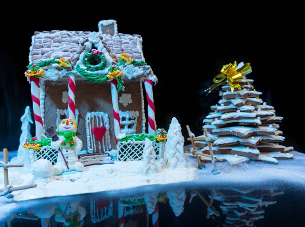 Piękny pokryte śniegiem domowe gingerbread house, Piernik C — Zdjęcie stockowe