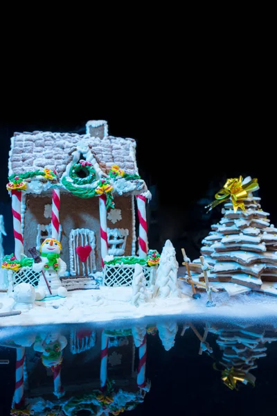 Stora snötäckta hemmagjord pepparkakshus, pepparkakor julstämning — Stockfoto