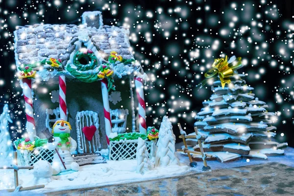 Grande casa de gengibre coberta de neve, árvore de Natal e um açúcar m — Fotografia de Stock