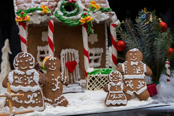 可爱的姜饼家庭附近的白雪覆盖自制 gingerbre — 图库照片