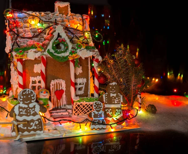 Adorável família de gengibre perto de gingerbre caseiro coberto de neve — Fotografia de Stock