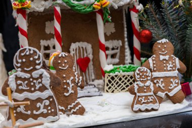 Bir sevimli gingerbread ailenin karla kaplı yakınındaki ev yapımı yakın çekim