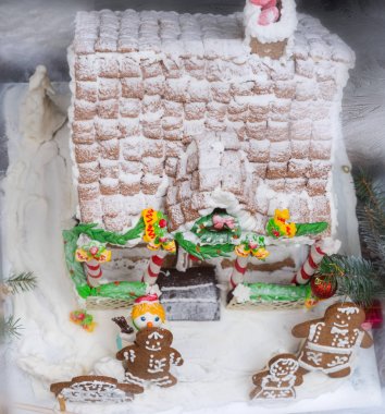 Karla kaplı çatı ev yapımı kurabiye evi Üstten Görünüm