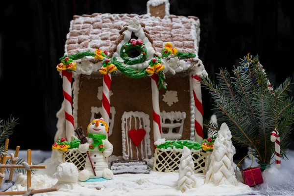 Casa di pan di zenzero, rametto di albero di Natale con piccoli regali e — Foto Stock