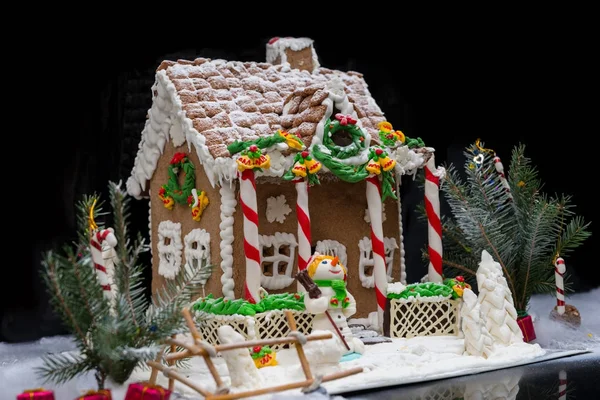 Delicious gingerbread house, sprig of Christmas tree with small — Stock Photo, Image