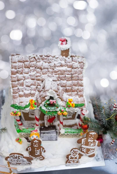 Snötäckta tak av hemmagjord pepparkakshus med utskjutande — Stockfoto