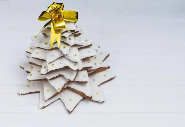白い木の手作りジンジャーブレッド クリスマス ツリーのトップ ビュー — ストック写真