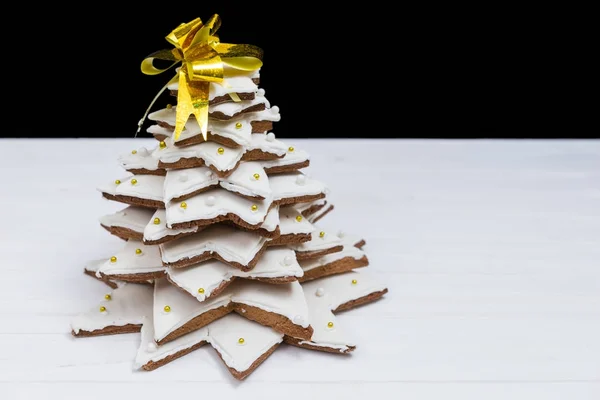 Top view of adorable homemade gingerbread Christmas tree on whit — Stock Photo, Image