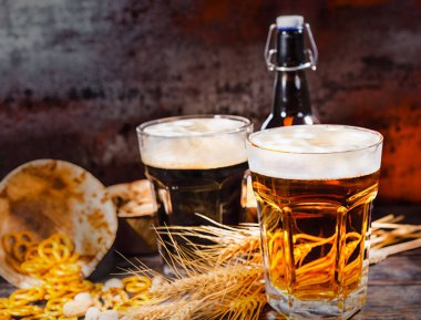 İle iki büyük bardak taze koyu ve açık bira whe yakınındaki döktü