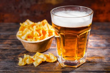 Büyük cam ile taze fiş o plaka yakınındaki light bira döktü