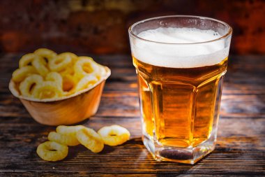 Büyük cam ile taze aperatif o plaka yakınındaki light bira döktü